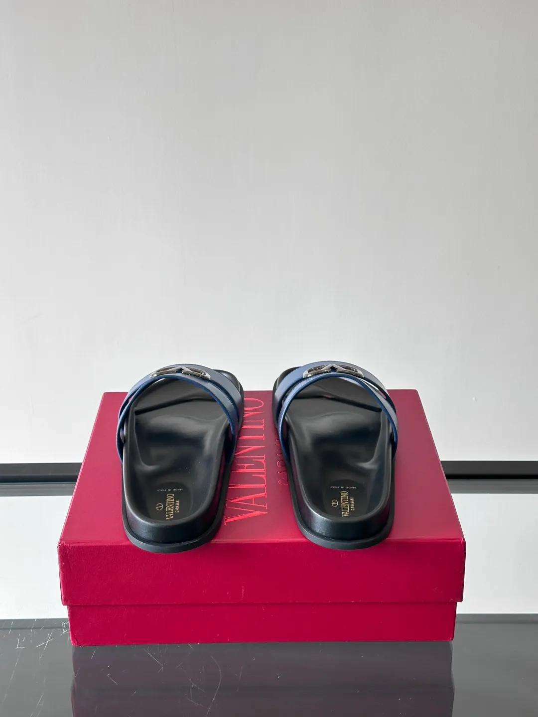 Men's shoes 💰p320 "VALENTINO" Valentino Men's 🧍‍♂️ Spring and summer new style metal rivet flat slippers, elegant sandals, the same style worn by celebrities, original molding, imported calfskin. Rubber outsole. Soft and durable, full set of counter packaging size: 39-44 (customized at 38.45.46)